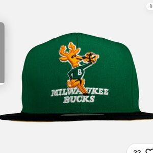 NWOT Mitchell Ness Milwaukee Bucks hat